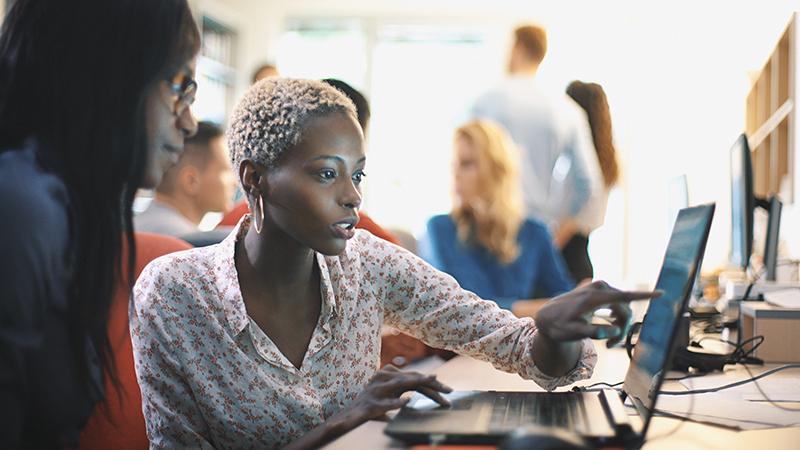 Photo d'illustration. Femmes et technologie.